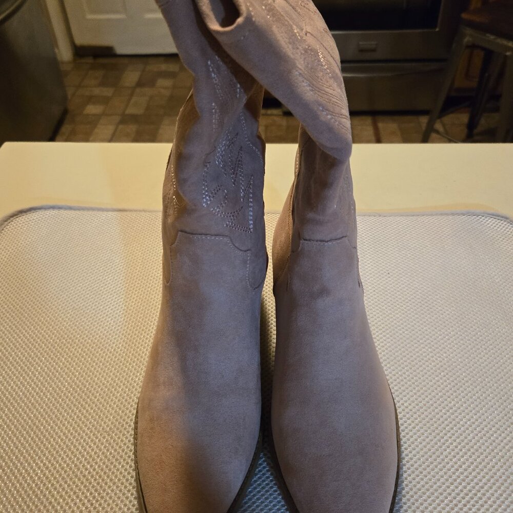 Wonderly pale pink 8.5 suede boots, great holiday gift, new packing has not been